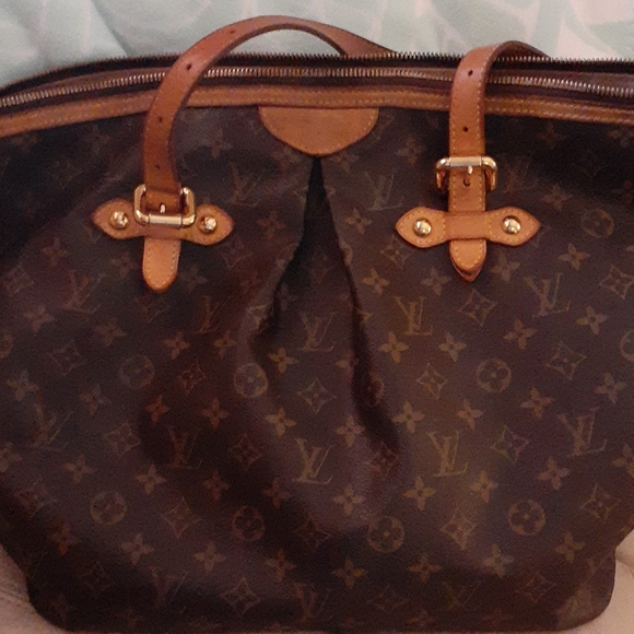 Louis Vuitton - Picture 1 of 8